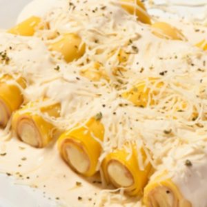 Canelone integral recheado de queijo fresco com tomate seco e rúcula